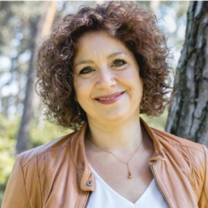 Das Bild zeigt die Autorin Pia Hübinger, Pädagogin und Expertin für kontemplative Psychologie