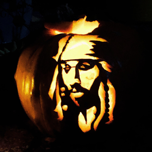 Kürbisschnitzen steht auch auf meiner Bucket-List für den Herbst 2023. Das Bild zeigt den Halloween-Kürbis meiner Tocher mit Jack Sparrow als Motiv aus dem letzten Jahr.