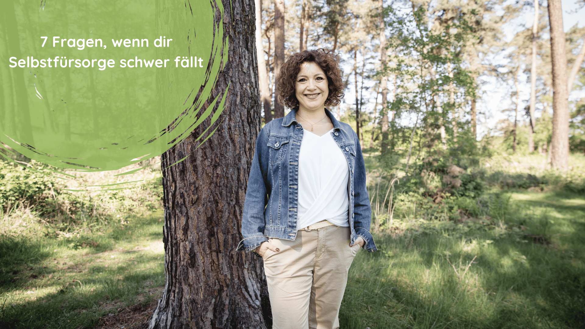 Das Bild zeigt die Verfasserin des Artikels, Pia Hübinger, in der freien Natur vor einem Baum. Der Test auf dem Beitragsbild lautet: 7 Fragen, wenn Selbstfürsorge schwer fällt