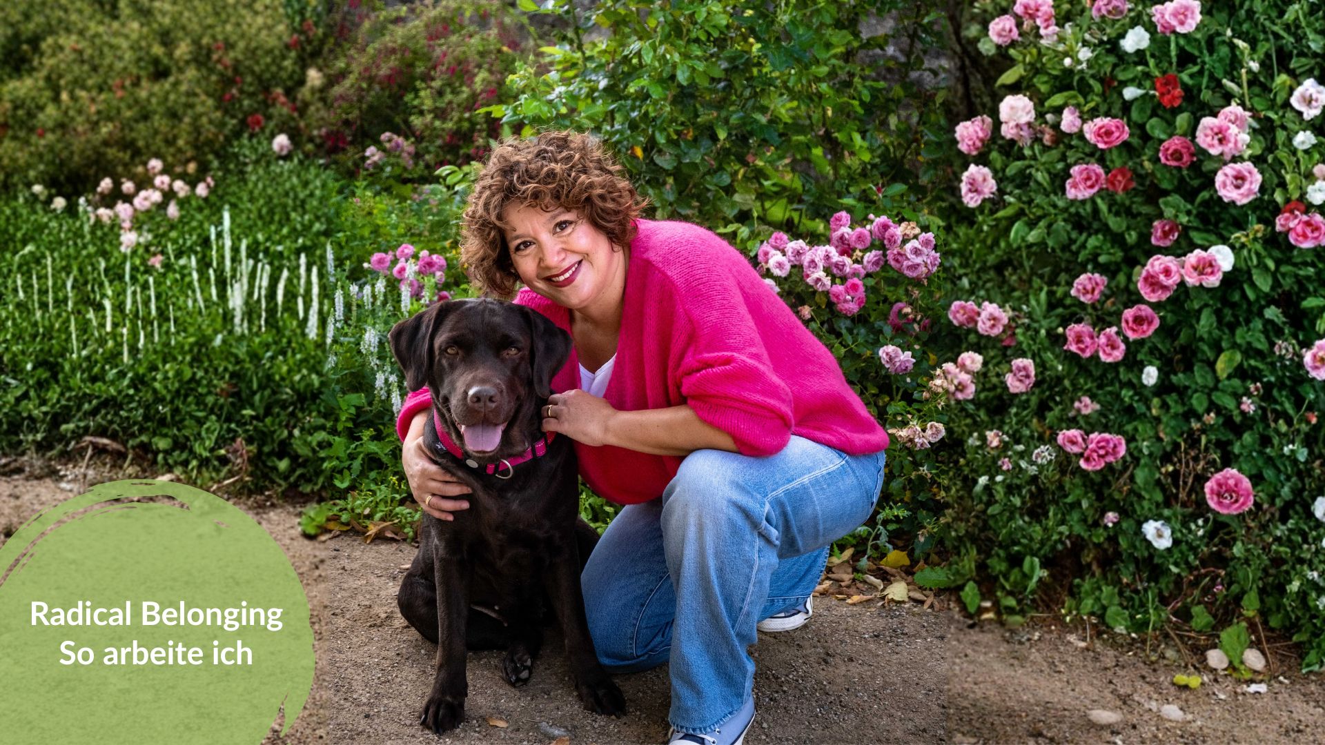 Das Bild zeigt Pia Hübinger mit ihrer schokobraunen Labradorhünding. Es trägt den TItel: Radical Belongigun. So arbeite ich