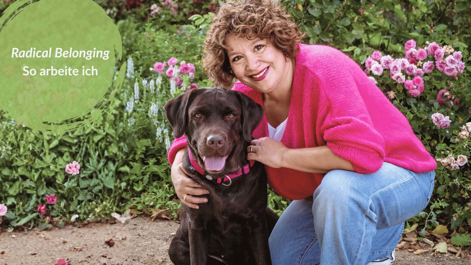 Das Bild zeigt Pia Hübinger mit ihrer schokobraunen Labradorhünding. Es trägt den TItel: Radical Belongigun. So arbeite ich