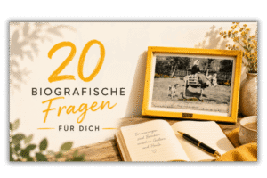 Das Bild trägt den Titel 20 biografische Fragen für dich. Vorne liegt ein handgeschriebenes Notizbuch mit handschriftlichem Text, im Hintergrund steht ein Bild mit gelbem Rahmen, das eine alte Fotografie zeigt.
