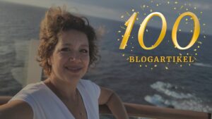 Pia Hübinger auf dem Deck der Aida am Meer, daneben der Schriftzug „100 Blogartikel".