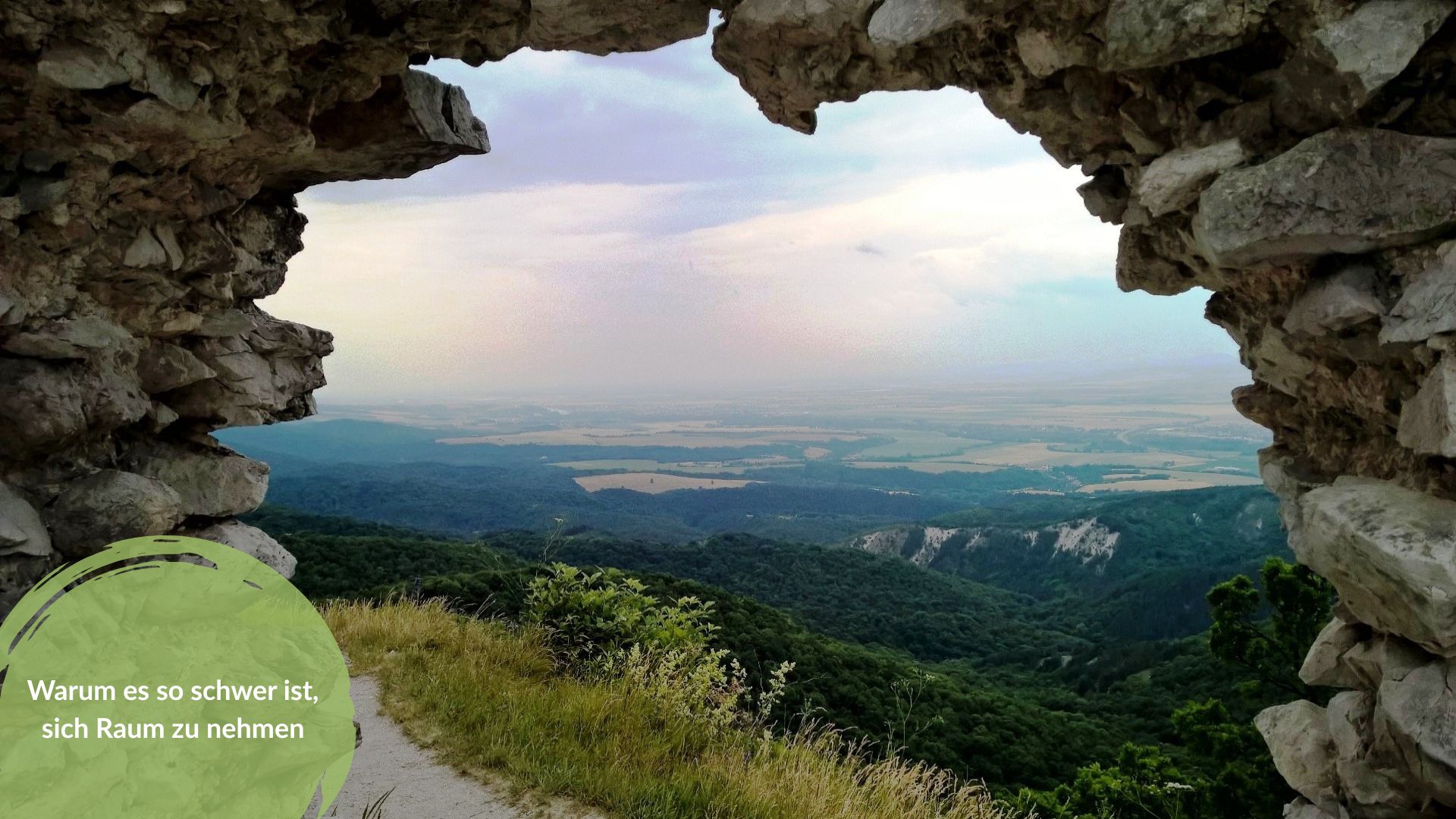 Blick durch einen Steinbogen auf eine weite Landschaft. Das Bild trägt den Titel: Warum es so schwer ist, sich Raum zu nehmen.