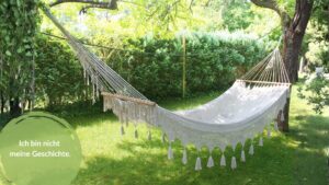 Leere Hängematte im Garten, in der nie jemand lag – Symbolbild für Glaubenssätze aus der Kindheit und das Recht auf Pause. Es trägt den Titel: Ich bin nicht meine Geschichte