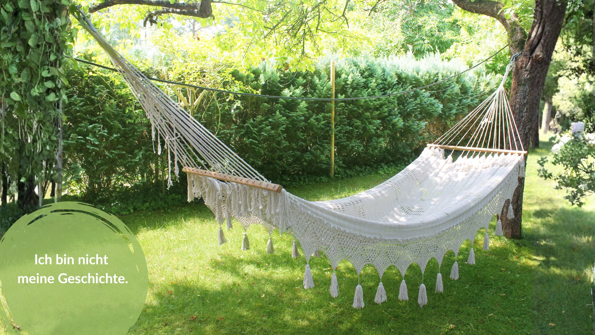 Leere Hängematte im Garten, in der nie jemand lag – Symbolbild für Glaubenssätze aus der Kindheit und das Recht auf Pause. Es trägt den Titel: Ich bin nicht meine Geschichte