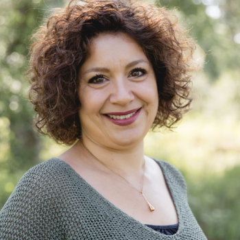 Das Bild zeigt ein Portrait der Achtsamkeits- und Mitgefühlstrainerin Pia Hübinger, die das Coaching "Gestalte dein Jetzt" anbietet.